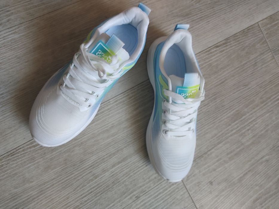 Продам летние кроссовки