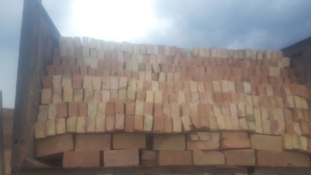 Красный жженый кирпич