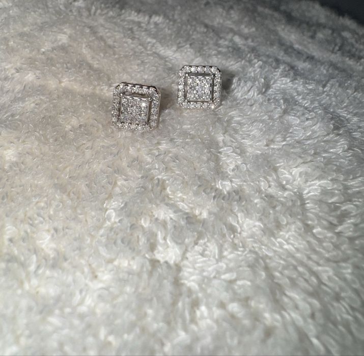 Продам серьги с бриллиантами.