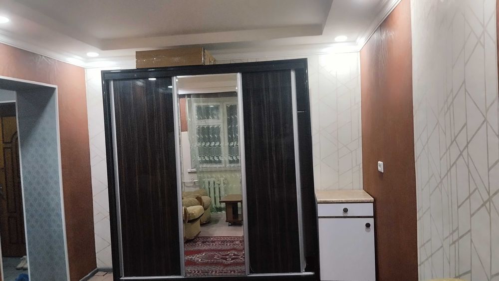 1- комнатная с видом из окна,в центре города с ремонтом, 1/5/5, своя