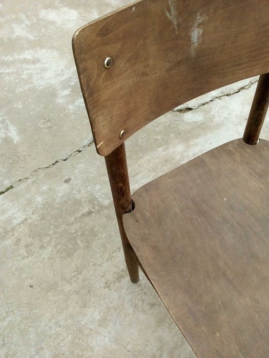 Стар дървен стол