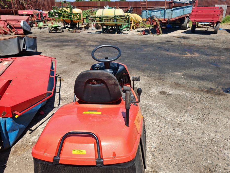 Tractoras tuns iarba