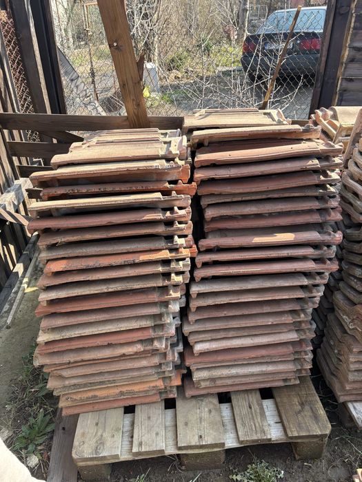 Стари керемиди свалени от покрив