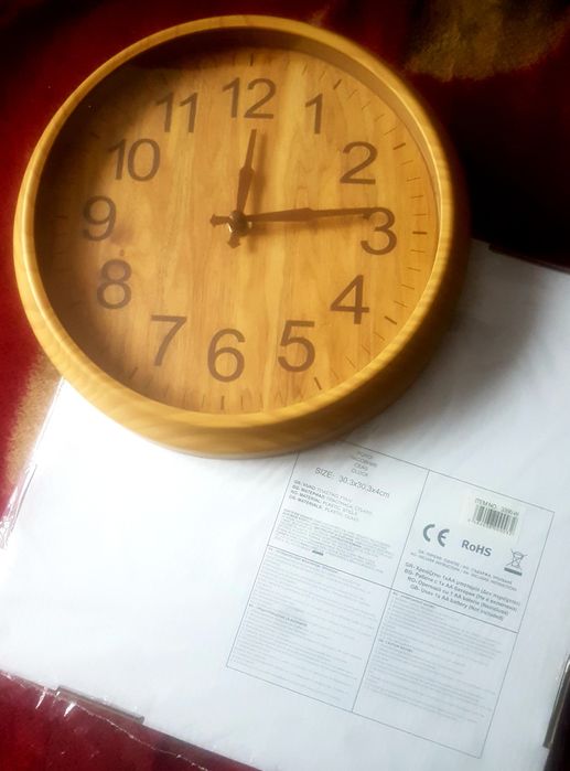 Ceas Elegant de Perete. Ornament .