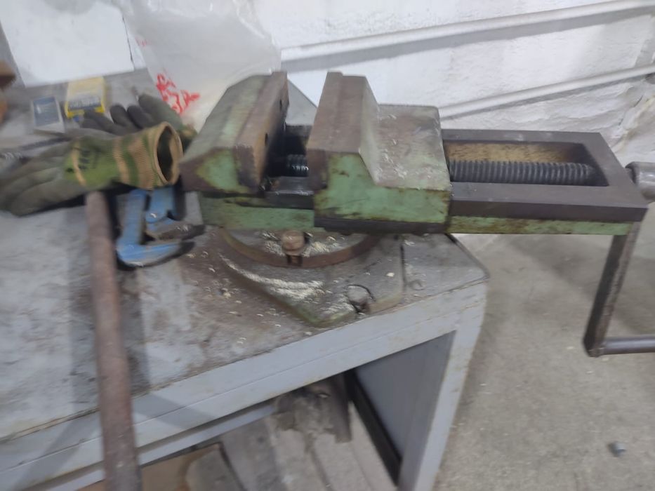 Тиски станочные с верстаком.