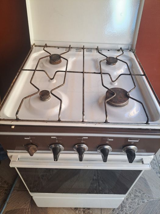 Vand aragaz cu 4 ochiuri si cuptor stare impecabila de functionare