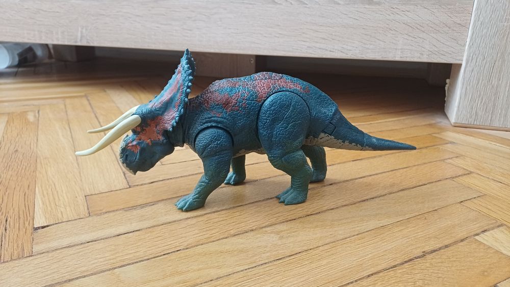 Jucarie dinozaur Nasutoceratops, jurassic world