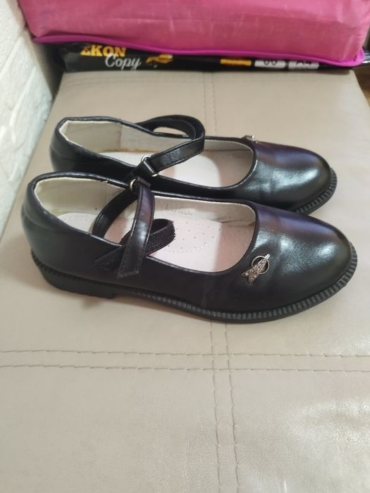 Черно-бяла рокля с дизайн на пиано клавиши