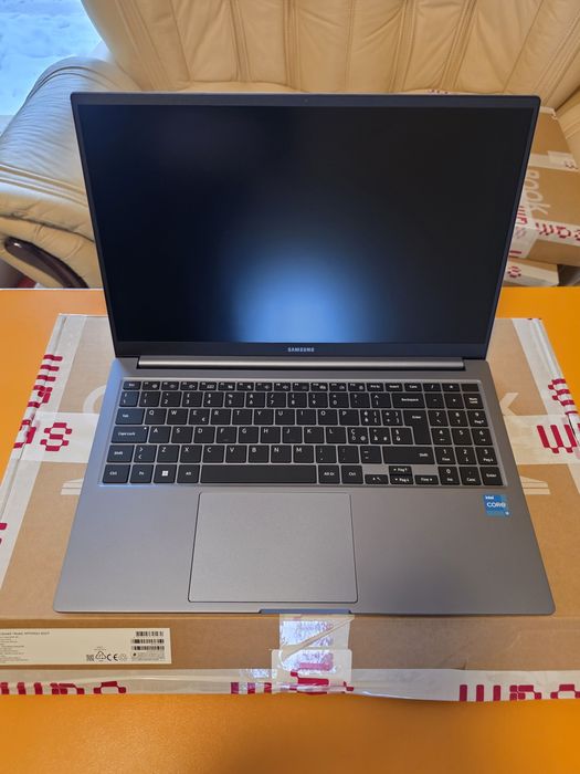 Samsung Book4, 15.6" Core i3, 8GB RAM 256GB SSD  open box factura