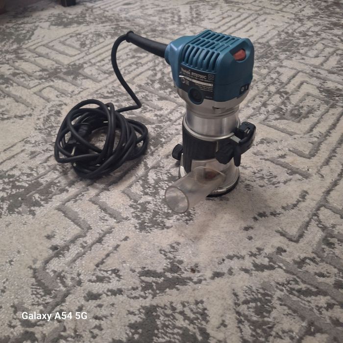 Фрезер Makita RT0700C — Мощный, Точный, Как Новый!"