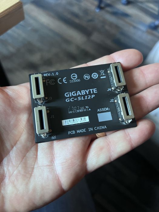Gigabyte GC-SLI2P, adică un punte SLI