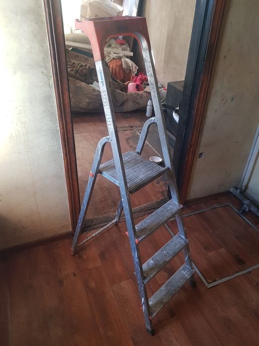 Продам стремянку 4 ступеньки .