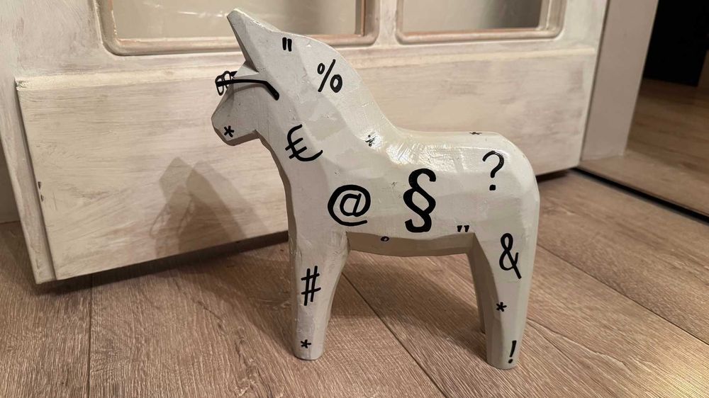 Шведски, винтидж, дървен кон Дала с декорация символи.