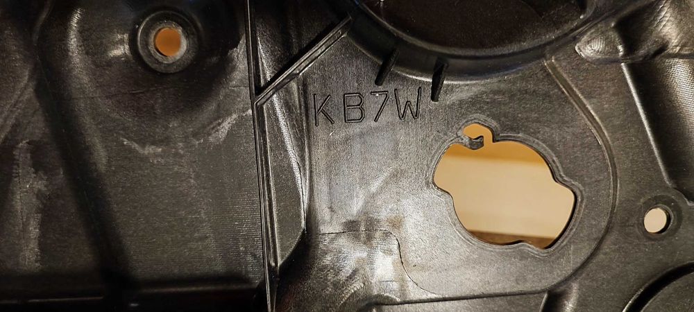 Продавам Части за оборудване на предна лява врата за Мазда СХ5 2018г.