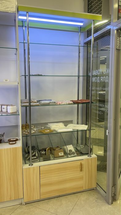 Торговые стеллажи со стеклянными полками и подсветкой, 2 штуки