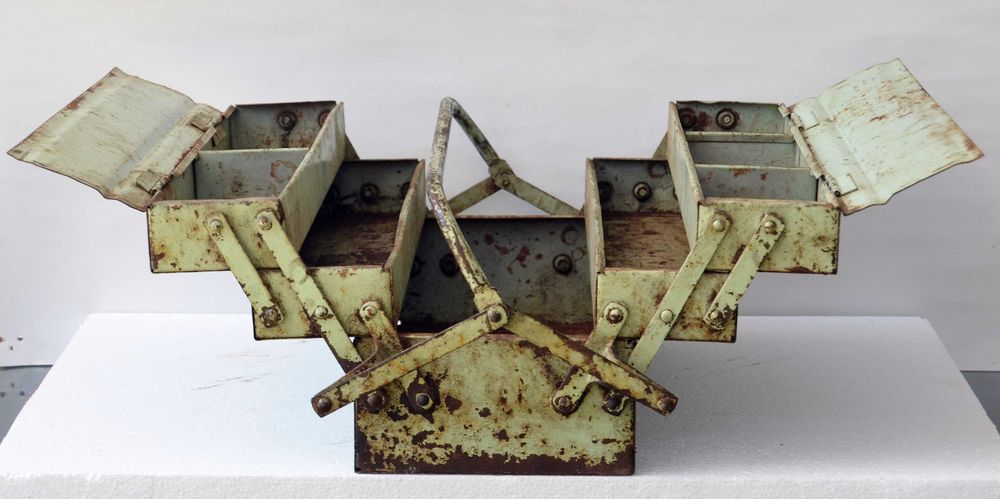 Lada veche de scule Brasov pentru masina, camion, tractor perioara RSR