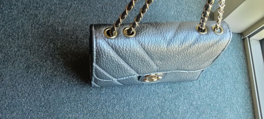 Стилна дамска чанта. Изработена от висококачествена еко кожа. Разполага с: едно разпределение, отвътре с два джоба