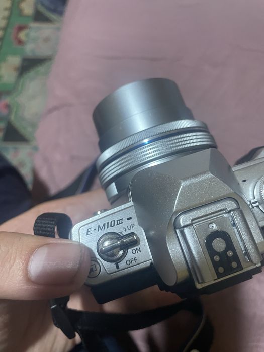 Olympus OM-D E-M10 Mark III + Kit 14-42mm – Funcțional 100% (Mici pete pe display)