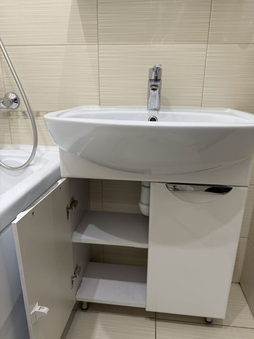 Гарнитур в ванную: раковина со шкафчиком, зеркало с полкой, шкаф-пенал