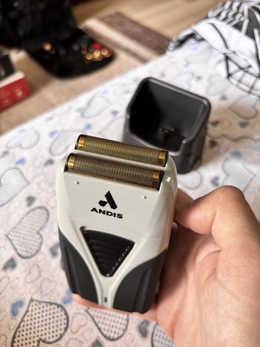 Shaver profesional Andis ProFoil Shaver Plus – Stație + Cutie, ca nou