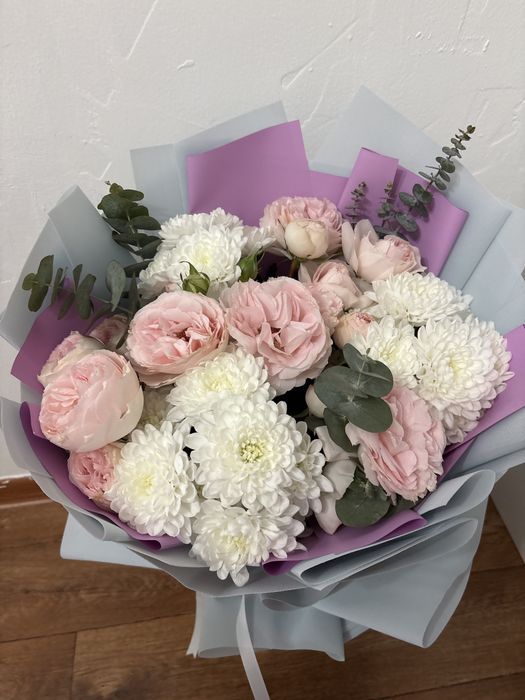 Букеты свежие роза и хризантема