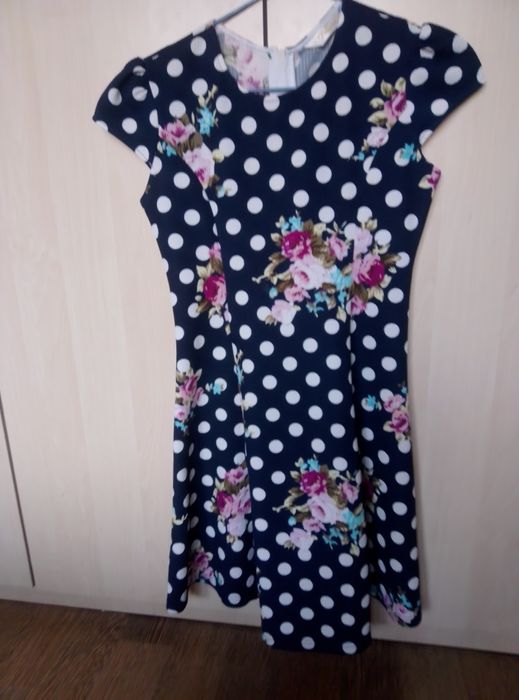 Платья на девочку.Почти новые.