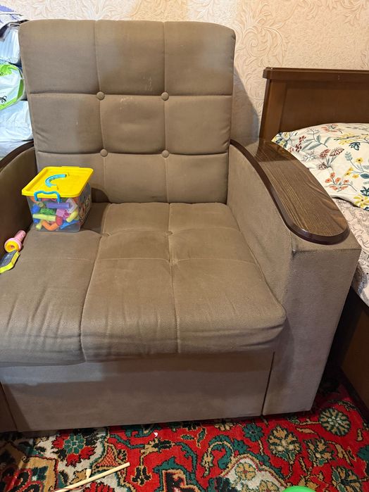 кресло диван старый