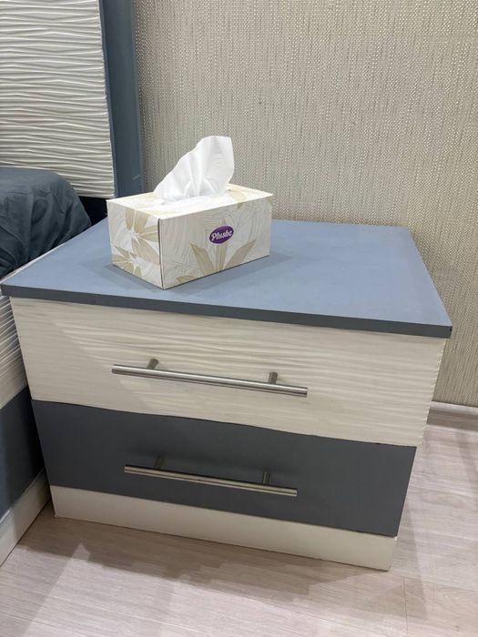 Кровать и тумбочки