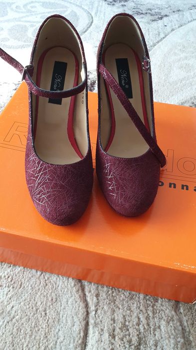 Pantofi cu toc, visinu, negru