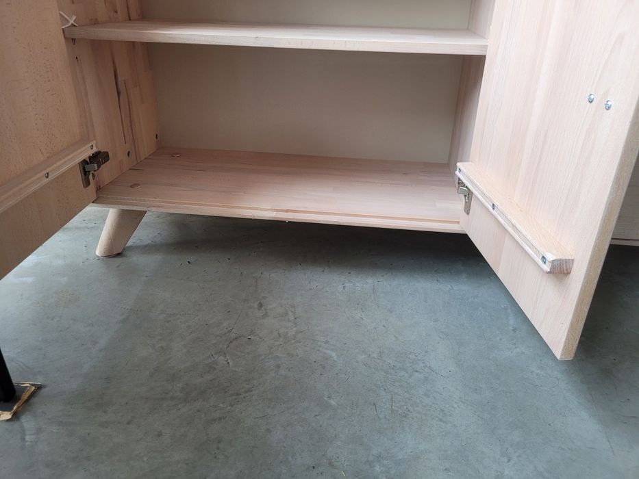 Продавам нов шкаф избелен  бук масив 140х75х40 см