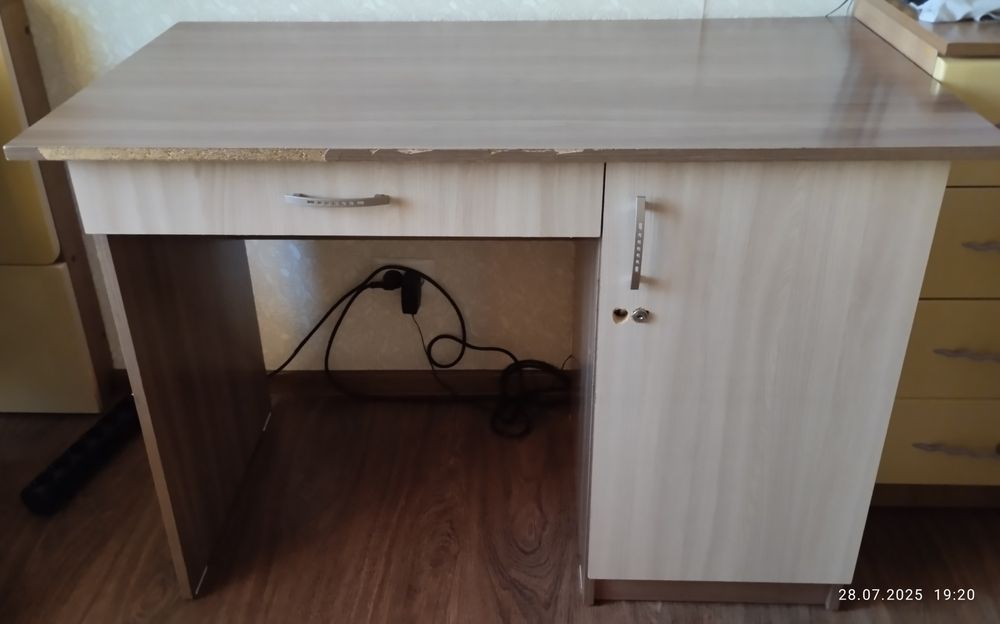 Стол письменный с полкой