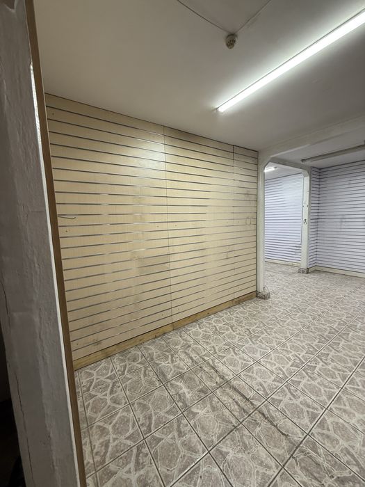 Сдам половину помещения