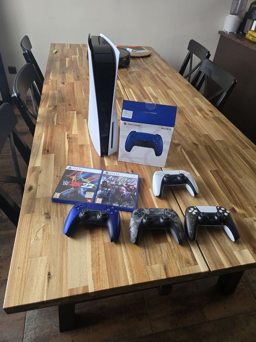 PS5 Disc Version + 4 джойстика (1 в гаранция) + игри