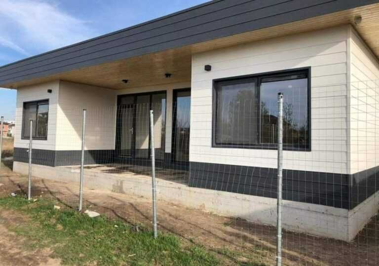 Casa modulara, garaje auto si containere tip birou din structura metalica si panou sandwich termoizolant