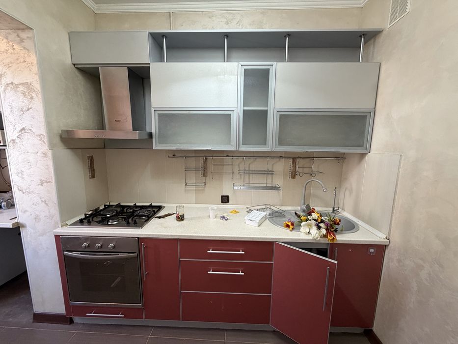 кухонный гарнитур и шкаф