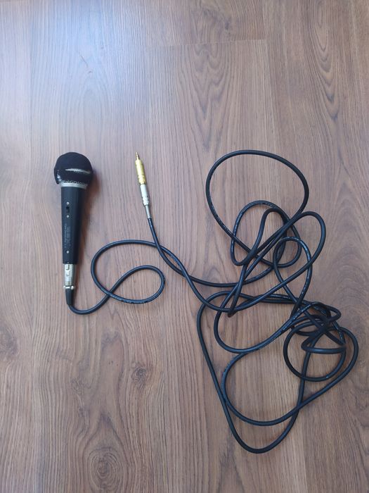Микрофон б/у , черного цвета, в рабочем состоянии.