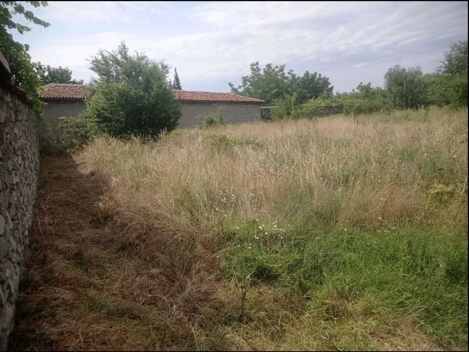 Продавам два парцела