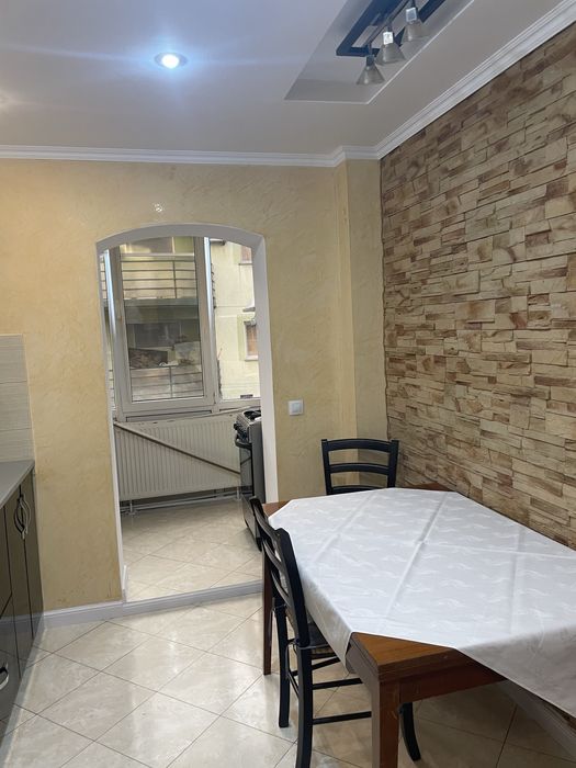 Inchiriez apartament cu 2 camere in Rm Valcea