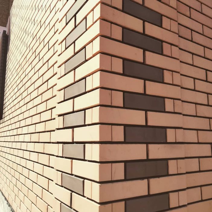 Каменщик клатка кирпича