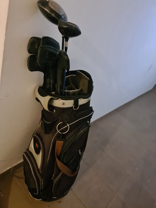 Sac de golf cu 6 crose de golf si 30 de mingii