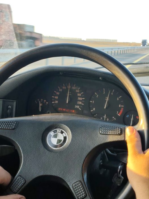 Bmw 520 e34.    .