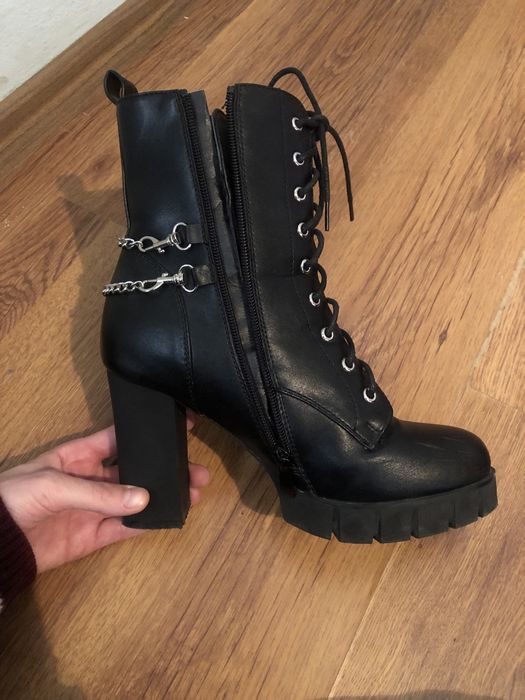 Черни боти с връзки