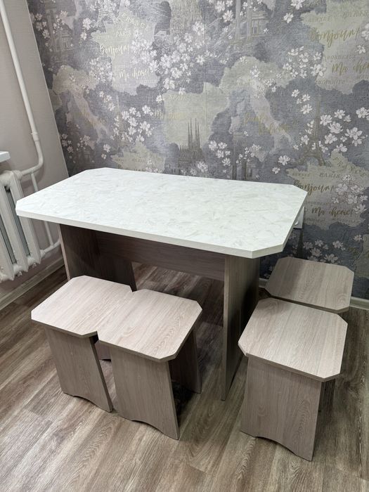 Стол + 4 табуретки