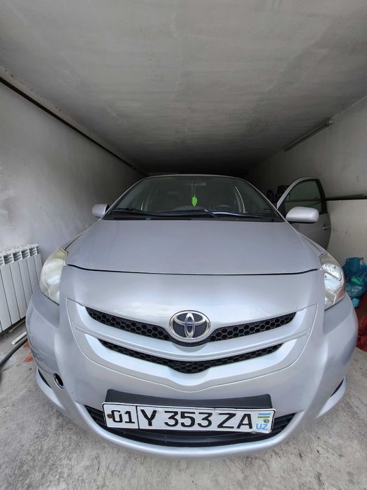 Toyota Yaris Сотилади.