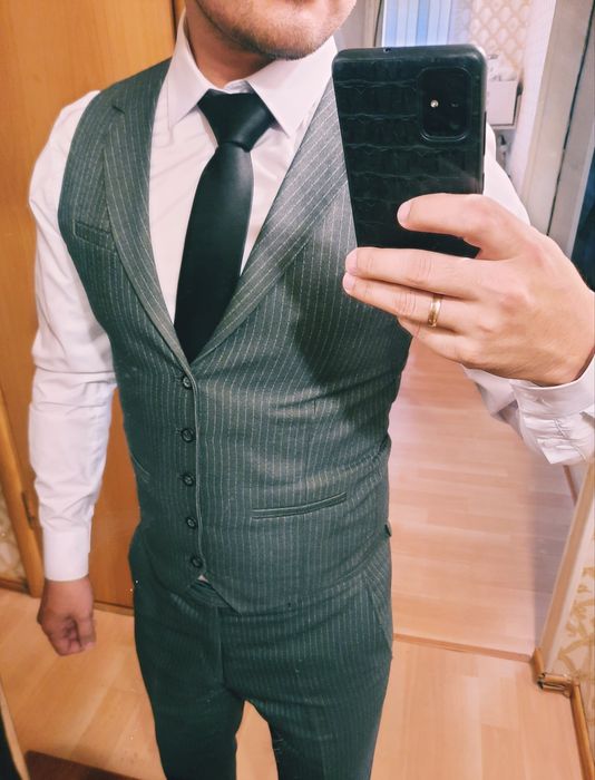 Продам 2 костюма 50-52 размера, рост 177см