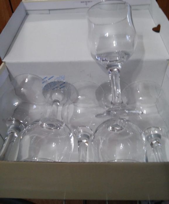 Винные бокалы из стекла