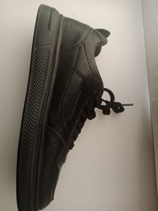 Продаётся обувь.