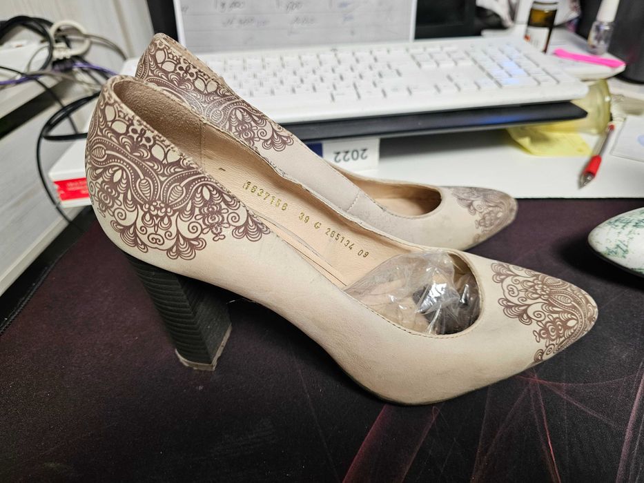 Обувь кожаная, кроссовки и кеды