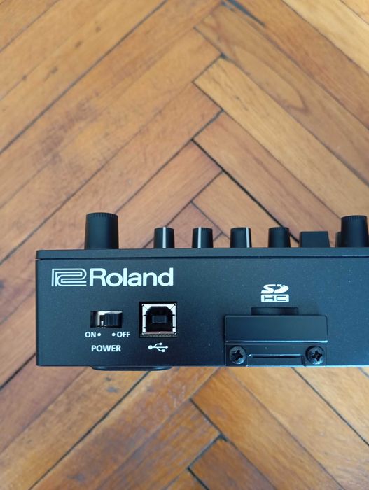 Roland MC-101 Groovebox Drum machine Sintetizator