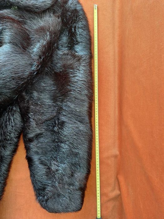 Haina confectionata din blana naturala de nutrie,  trei sferturi